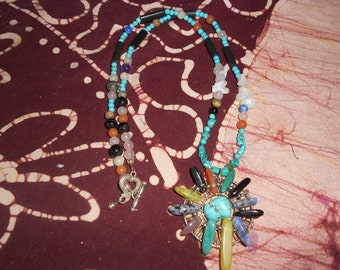 Collar de piedra preciosa natural con alambre envuelto colgante