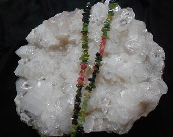Collar de chip de turmalina de 36" verdes y rosas mezclados