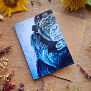 Art réfléchi de faune de chimpanzé carte de vœux | Intérieur A6 vierge avec enveloppe kraft | Oeuvres d'art originales de l'artiste britannique Holly Sellors