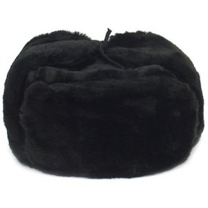 Puede incluir: Un gorro ushanka de piel sint&eacute;tica negra con solapa para las orejas abatible.