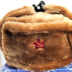 Cappello Ushanka autentico russo militare cammello marrone KGB con falce e martello sovietici a stella rossa inclusi