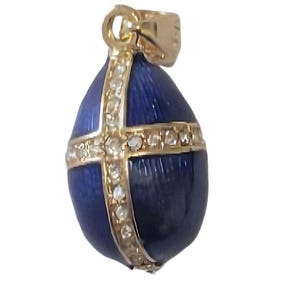 Ciondolo a forma di uovo Fabergé russo falso con croce fasciata in oro e gemme, argento sterling 925 blu scuro