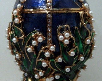 Russian Replica: Large &quot;Lilies of the Valley&quot; with 4 leg golden base Faberge egg, opens to an area for goodies.