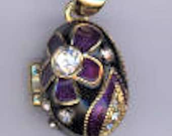 Colgante de huevo de plata Faberge ruso, azul con diseño de pétalo púrpura con piedras preciosas, tanto en la parte delantera como en la parte posterior, abre Angel dentro de .925 Sterling