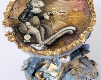 Pintado a mano de una de una caja tipo laca de Rusia Palekh "Conejo de Cheshire" de Shenshina