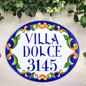 Blaues Talavera Hausschild, personalisierte keramische Adresszahlen, spanisches Hausnamenschild, mediterrane Villa, Wohndekor im Freien