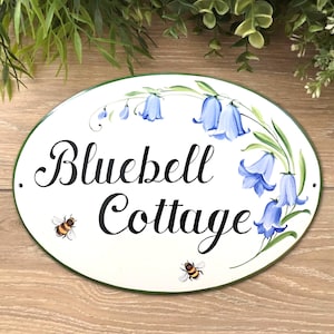 Bluebell cottage-bord Keramische huisplaat gepersonaliseerd met namen, cadeau voor thuis