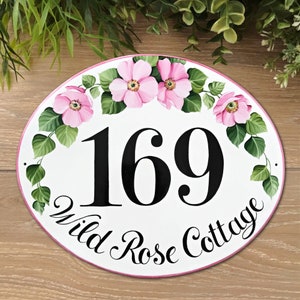 Rosa wilde Rosen Hausnummer Schild - Keramik Adressschild für Cottage - Bauernhaus Türschild - Geschenk für Paare