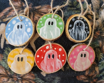 Adornos de fantasmas de madera