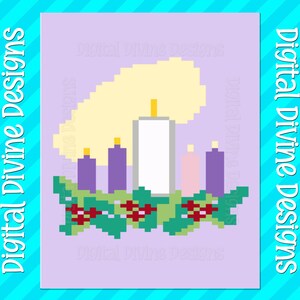 Könnte beinhalten: Eine pixelige Illustration eines Adventskranzes mit vier Kerzen und einer großen Mittelkerze. Die Kerzen sind lila, rosa und weiß, mit gelben Flammen. Der Kranz ist grün mit roten Beeren. Der Text "Digital Divine Designs" befindet sich im Bild.