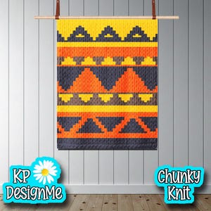 Puede incluir: Un tapiz de pared rectangular de punto grueso con un patrón geométrico en amarillo, naranja, azul marino y marrón. El diseño incluye triángulos y zigzags. El texto "KP DesignMe" y "Chunky Knit" está en la parte inferior.