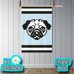 Könnte beinhalten: Eine Wandbehänge aus dickem Strick in Hellblau und Schwarz mit einem pixeligen Mopsgesicht. Das Design umfasst schwarze und weiße Streifen oben und unten. Die Texte "KP DesignMe" und "Chunky Knit" sind ebenfalls sichtbar.