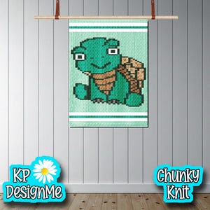 Peut inclure: Une tenture murale en tricot épais avec un motif de tortue verte et une carapace marron. La tortue est placée sur un fond vert clair avec des rayures blanches. La tenture est suspendue à une tringle en bois.