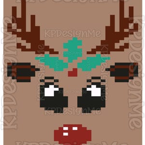 Może przedstawiać: Grafika w stylu pixel art przedstawiająca pysk renifera na jasnobrązowym tle. Renifer ma ciemnobrązowe poroże, czarne oczy z białymi refleksami, czerwony nos z białymi refleksami oraz zielony akcent w kształcie liścia ostrokrzewu na czole.