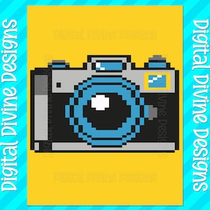 Op de afbeelding: Een pixelige camera-illustratie met een blauwe lens en accenten, tegen een gele achtergrond. De afbeelding is omlijst door een blauw-wit gestreepte rand met de tekst "Digital Divine Designs".