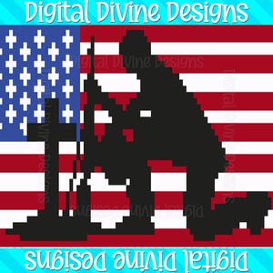 Puede incluir: Un diseño digital que presenta la silueta de un soldado arrodillado frente a una bandera estadounidense. La bandera tiene rayas rojas y blancas y un campo azul con estrellas blancas. El texto "Digital Divine Designs" está en el borde.