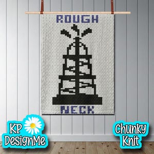 Puede incluir: Un tapiz de pared de punto grueso con un diseño de torre de perforación negra. Las palabras "ROUGH" y "NECK" están en letras azules. El tapiz se cuelga de una barra de madera con correas de cuero.