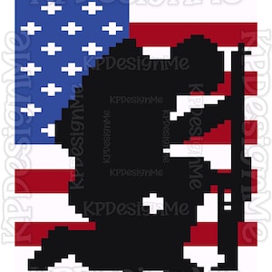 Puede incluir: Un gráfico de pixel art que muestra la silueta negra de un soldado arrodillado con un rifle sobre un fondo de la bandera estadounidense. La bandera consta de un cantón azul con signos más blancos y rayas horizontales rojas y blancas. Marca de agua KPDesignMe.