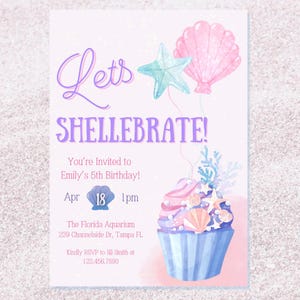Puede incluir: Una invitación de cumpleaños rosa y azul con temática de sirena. La invitación presenta un cupcake con conchas marinas y una estrella de mar, y el texto "Let's Shell-ebrate!" en letras moradas. La invitación también incluye la fecha, la hora y la ubicación de la fiesta.