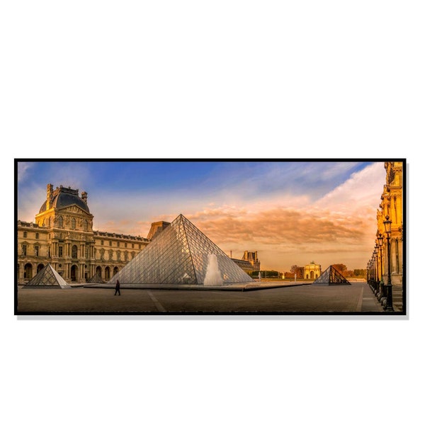 Tirage photo panoramique Paris Le Louvre – Affiche La Pyramide du Louvre Image Couleur Couché soleil Tour Eiffel Affiche Poster Décoration