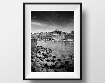 Photo Marseille Noir et Blanc – Notre Dame de la Garde et Le Vieux Port Photographie Paysage Affiche Poster Décoration Murale