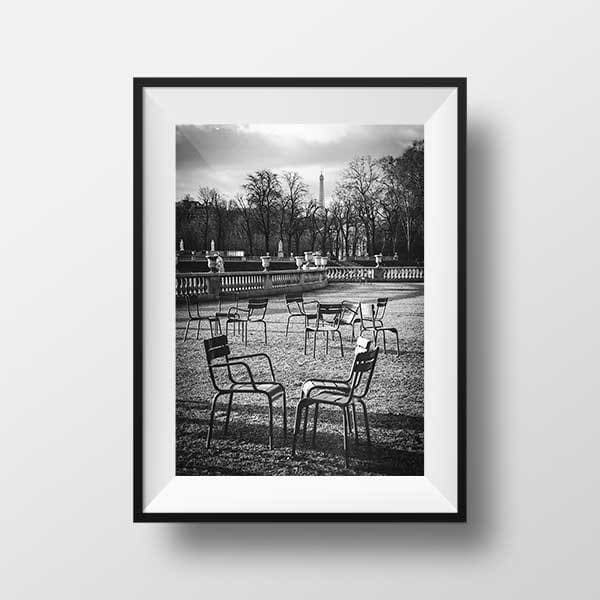 Tirage Photo Paris - Chaises au Jardin du Luxembourg et La Tour Eiffel Image de Paris en Noir et Blanc Scène de rue Poster Affiche Souvenir