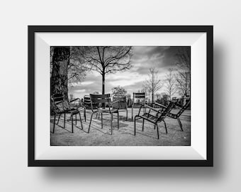 Tirage Photo Paris Noir et Blanc – Chaises Jardin des Tuileries Photographie Cliché Scène de Rue Ambiance Poster Affiche Décoration Murale