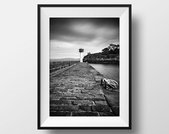 Photo Bretagne Tréboul Douarnenez – Digue du birou Image Noir et Blanc Photographie Paysage Bord de Mer Affiche Poster Décoration Murale