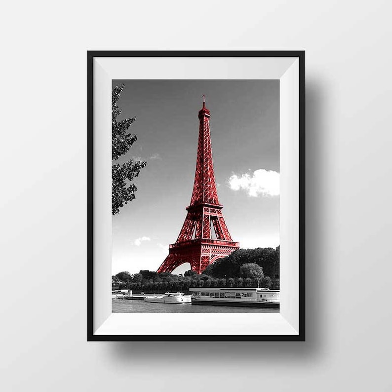 Tirage Photo Paris La Tour Eiffel en Rouge Image en Noir et Blanc Cliché Scène de Rue Affiche Poster Décoration Désaturation image 1