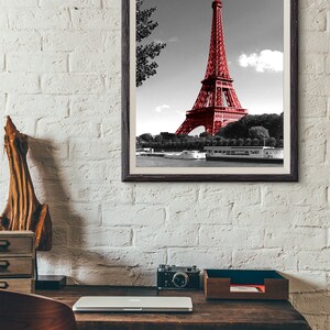 Tirage Photo Paris La Tour Eiffel en Rouge Image en Noir et Blanc Cliché Scène de Rue Affiche Poster Décoration Désaturation image 3