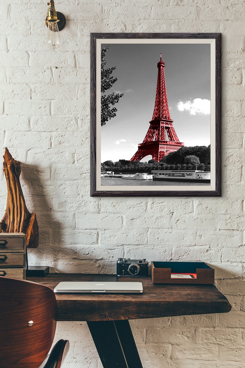 Tirage Photo Paris La Tour Eiffel en Rouge Image en Noir et Blanc Cliché Scène de Rue Affiche Poster Décoration Désaturation image 3