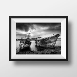 Foto Brittany Cemetery Boats – Crozon Camaret Imagem em preto e branco Fotografia Paisagem Beira-mar Pôster Decoração de parede