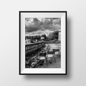 Fotodruck Paris – Eiffelturmstühle im Jardin du Luxembourg in Schwarz-Weiß