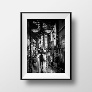 Foto en blanco y negro Tokio – Japón Fotografía Escena callejera Köenji Linternas Paraguas Imagen Cartel Cartel Decoración de pared