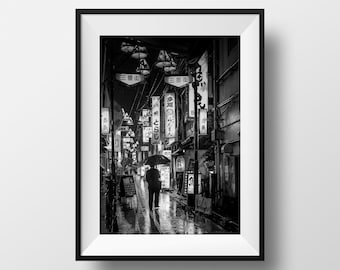 Photo Noir et Blanc Tokyo – Japon Photographie Scène de Rue Köenji Lanternes Parapluie Image Affiche Poster Décoration Murale