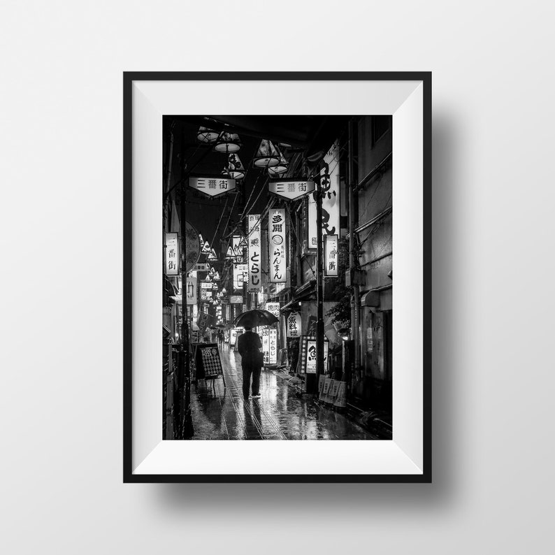 Photo Noir et Blanc Tokyo Japon Photographie Scène de Rue Köenji Lanternes Parapluie Image Affiche Poster Décoration Murale image 1