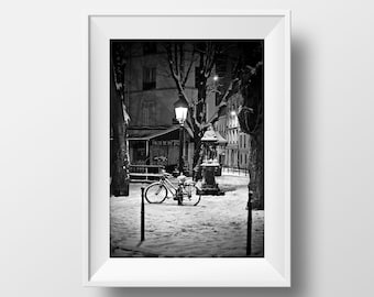 Tirage photo Paris – Ménilmontant la nuit Photo Noir et Blanc sous la Neige Place Maurice Chevalier Ambiance Poster Affiche