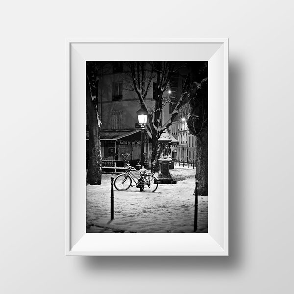 Tirage photo Paris – Ménilmontant la nuit Photo Noir et Blanc sous la Neige Place Maurice Chevalier Ambiance Poster Affiche