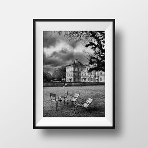 Fotodruck Paris – Stühle im Jardin du Luxembourg und im Palais Luxembourg in Schwarz-Weiß