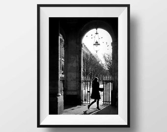 Tirage Photo Paris Noir et Blanc - Parisienne au Jardin du Palais Royal Paris Typique Image Scène de rue Poster Affiche Décoration Murale