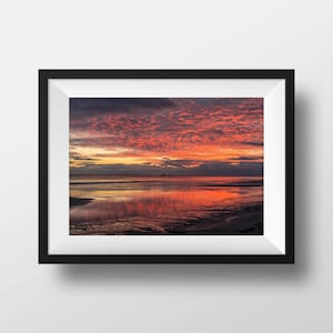 Impressão fotográfica Twilight Flamboyance: Um pôr do sol deslumbrante na Bretanha