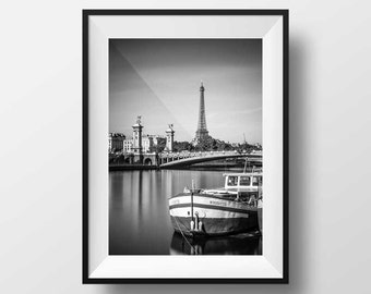 Photo Paris La Tour Eiffel  – le Pont Alexandre III Péniche sur la Seine Image Photographie Noir et Blanc Poster Affiche Décoration Murale