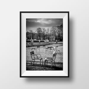 Paris-Fotodruck – Stühle im Jardin du Luxembourg und der Eiffelturm. Bild von Paris in Schwarz-Weiß-Straßenszenen-Poster, Souvenir-Poster