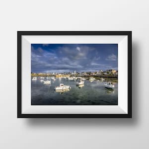Foto colorida roscoff bretanha-porto finistère barco doca litoral fotografia cartaz de viagem decoração de parede
