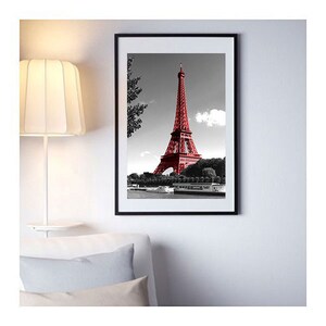 Tirage Photo Paris La Tour Eiffel en Rouge Image en Noir et Blanc Cliché Scène de Rue Affiche Poster Décoration Désaturation image 4