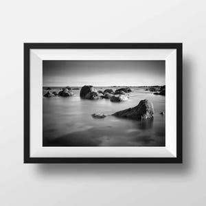 Foto Brittany - Finistère Beg Meil Imagem da paisagem à beira-mar em preto e branco Pôster de rock de longa exposição