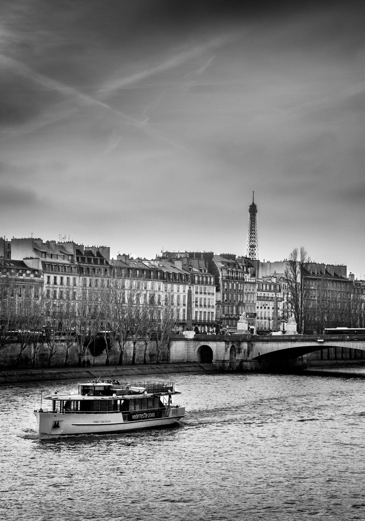 Fotodruck Paris Schwarz-Weiß - Le Promeneur Sur Les Quais et la Tour