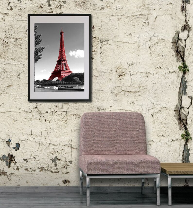 Tirage Photo Paris La Tour Eiffel en Rouge Image en Noir et Blanc Cliché Scène de Rue Affiche Poster Décoration Désaturation image 5