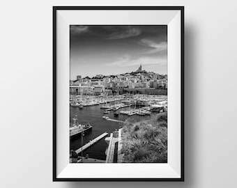 Photo Marseille Noir et Blanc – Le Vieux Port et Notre Dame de la Garde Photographie Paysage Affiche Poster Décoration