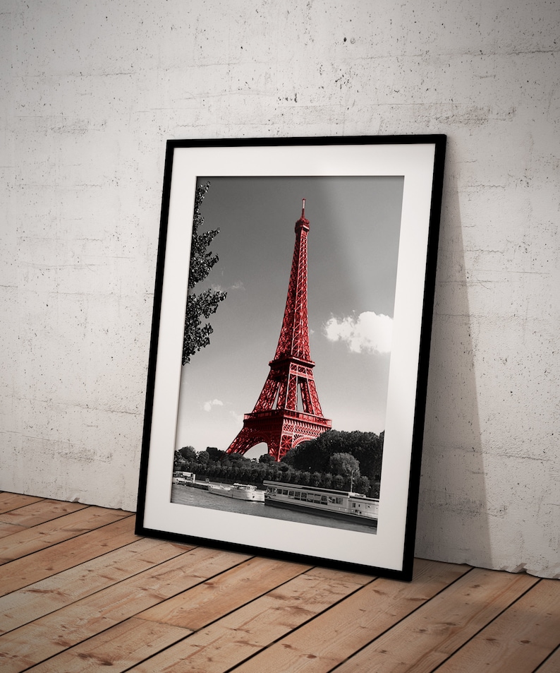 Tirage Photo Paris La Tour Eiffel en Rouge Image en Noir et Blanc Cliché Scène de Rue Affiche Poster Décoration Désaturation image 2